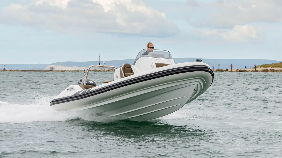 Cobra RIBs Nautique 7.0: Witte boot vaart op zee