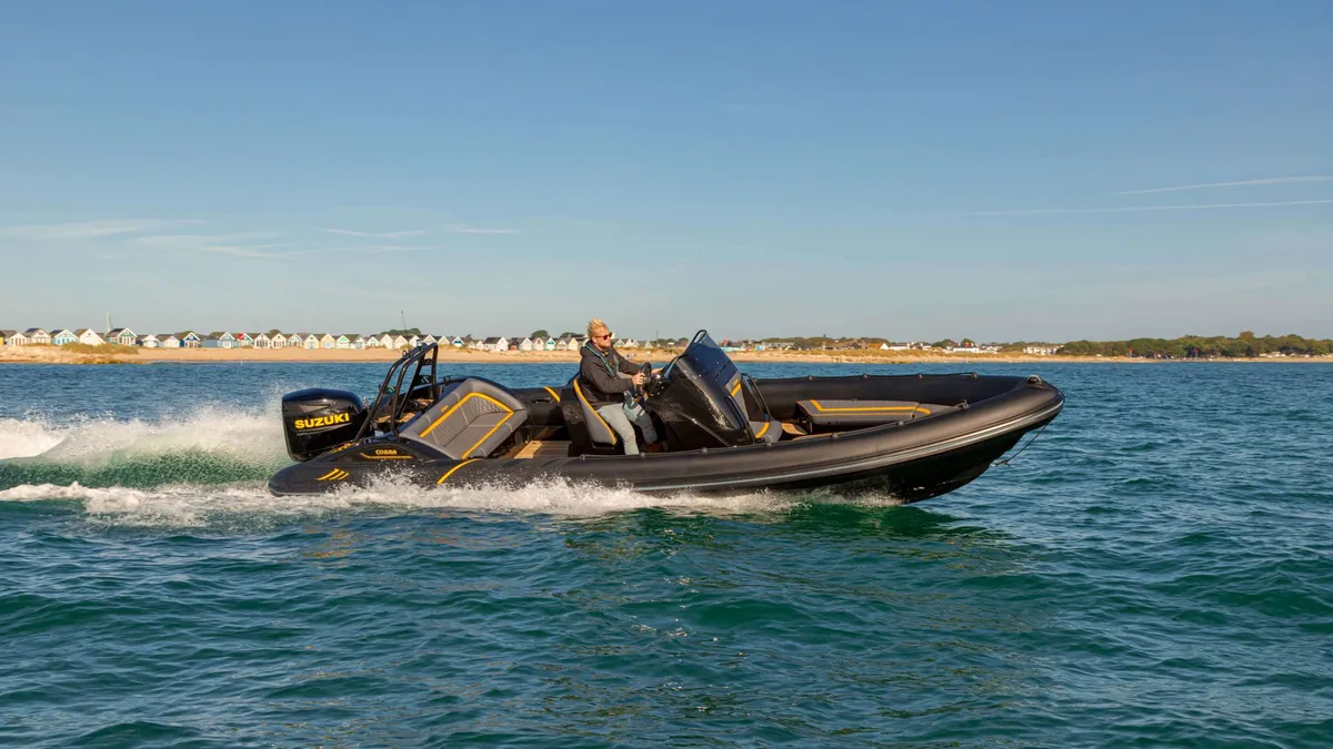 Cobra RIBs Nautique 7.7: Speedboot vaart snel over zee
