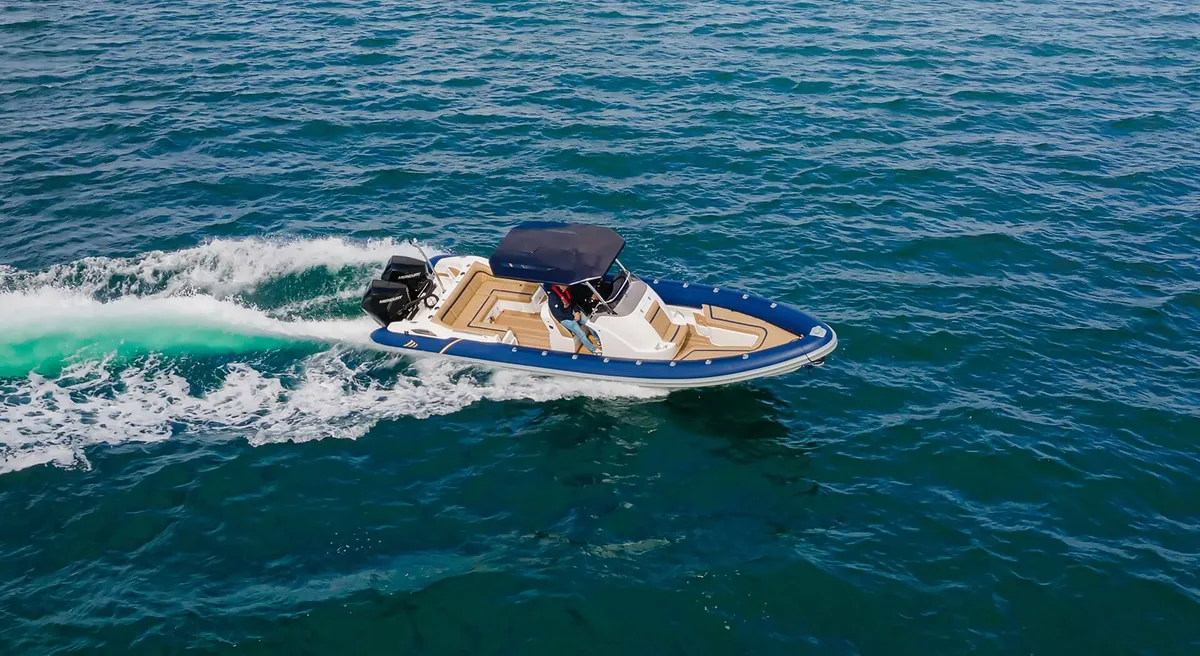 Cobra RIBs Nautique 8.7: Speedboot varend op zee