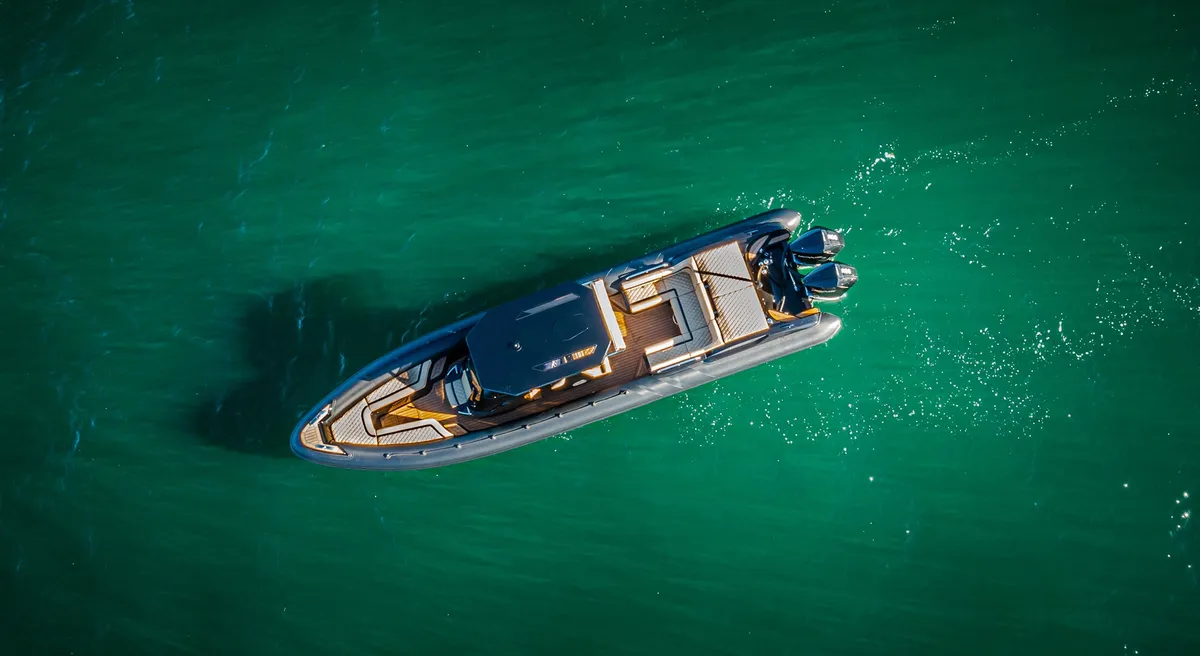Cobra RIBs Nautique 9.7: Boot van bovenaf op zee