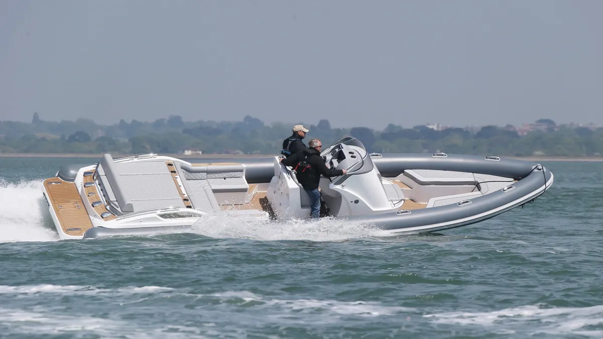 Cobra RIBs Nautique Inboard 9.5: Rib boot varend zee