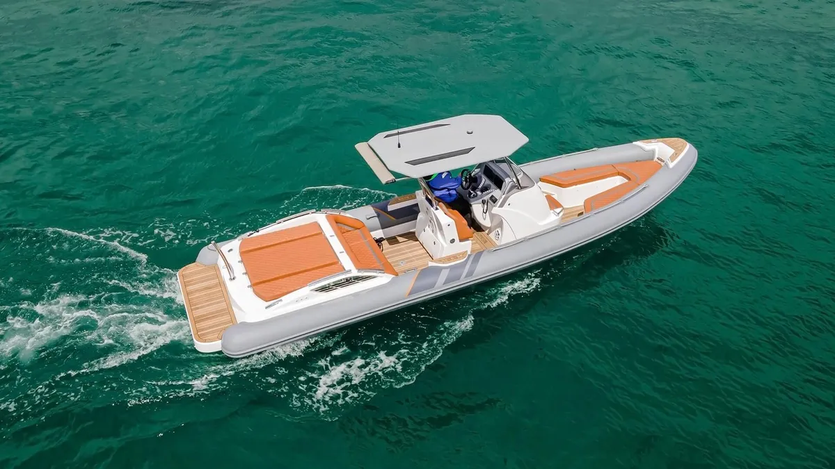 Cobra RIBs Nautique Inboard 9: Boot varend op zee