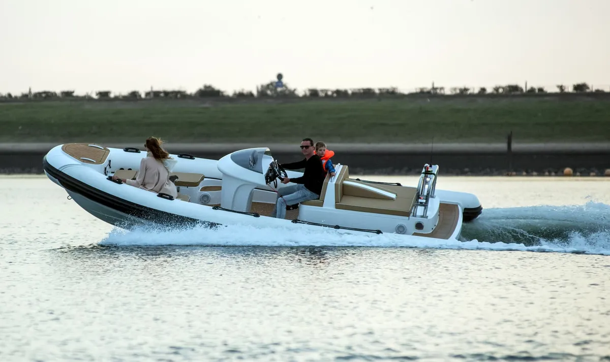Cobra RIBs Patronus 6.2: Boot varend op water met gezin