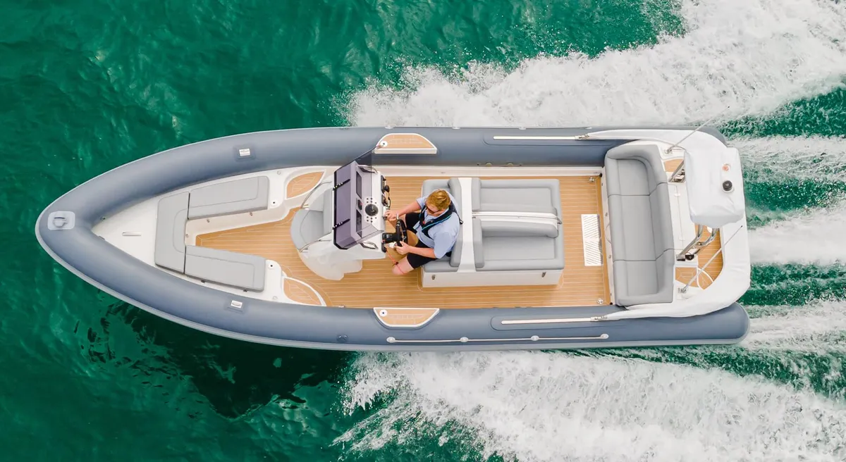 Cobra RIBs Patronus 7.2: Boot varend op zee vanuit vogelperspecti