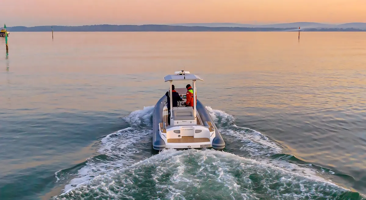 Cobra RIBs Patronus 8.4: Boot varend op water bij zonsondergang