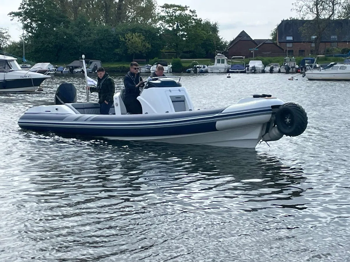 Cobra RIBs Terramar T8: Rib boot op water met mensen