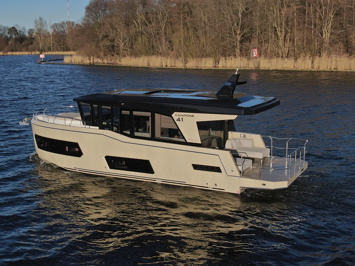 Cobra Yachts Campione 41 Coupe: Boot varend op meer