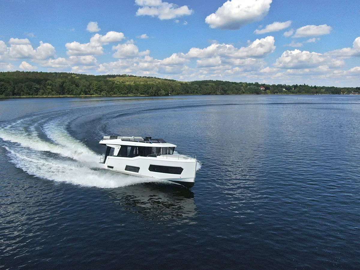 Cobra Yachts Campione 41 Fly: Boot varend op meer