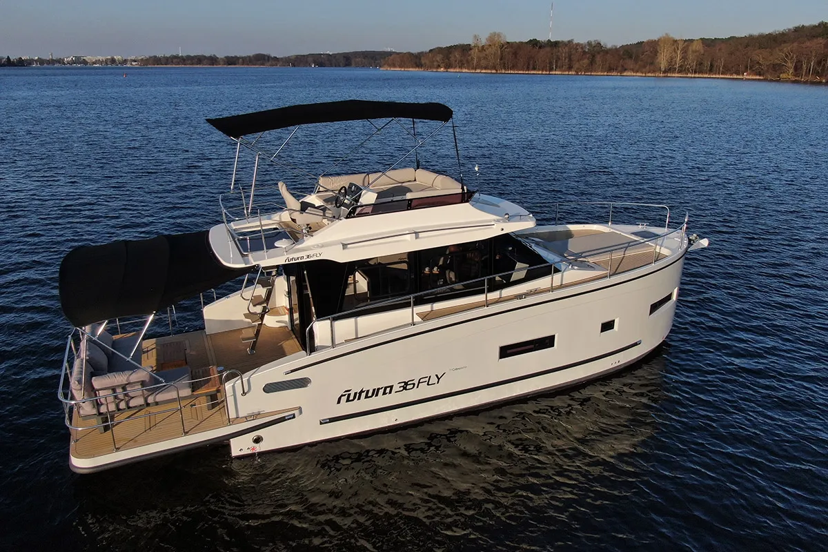 Cobra Yachts Futura 36: Boot varend op water
