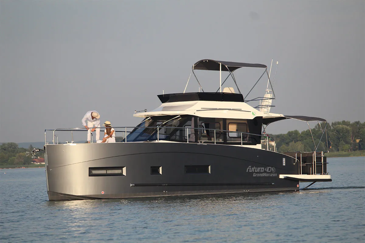 Cobra Yachts Futura 40 Electric: Motorjacht vaart op water