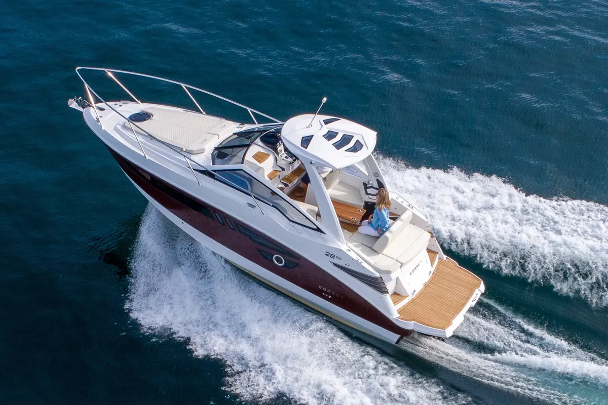 Cobrey Yachts 28 SCL Carbon: Boot varend op zee