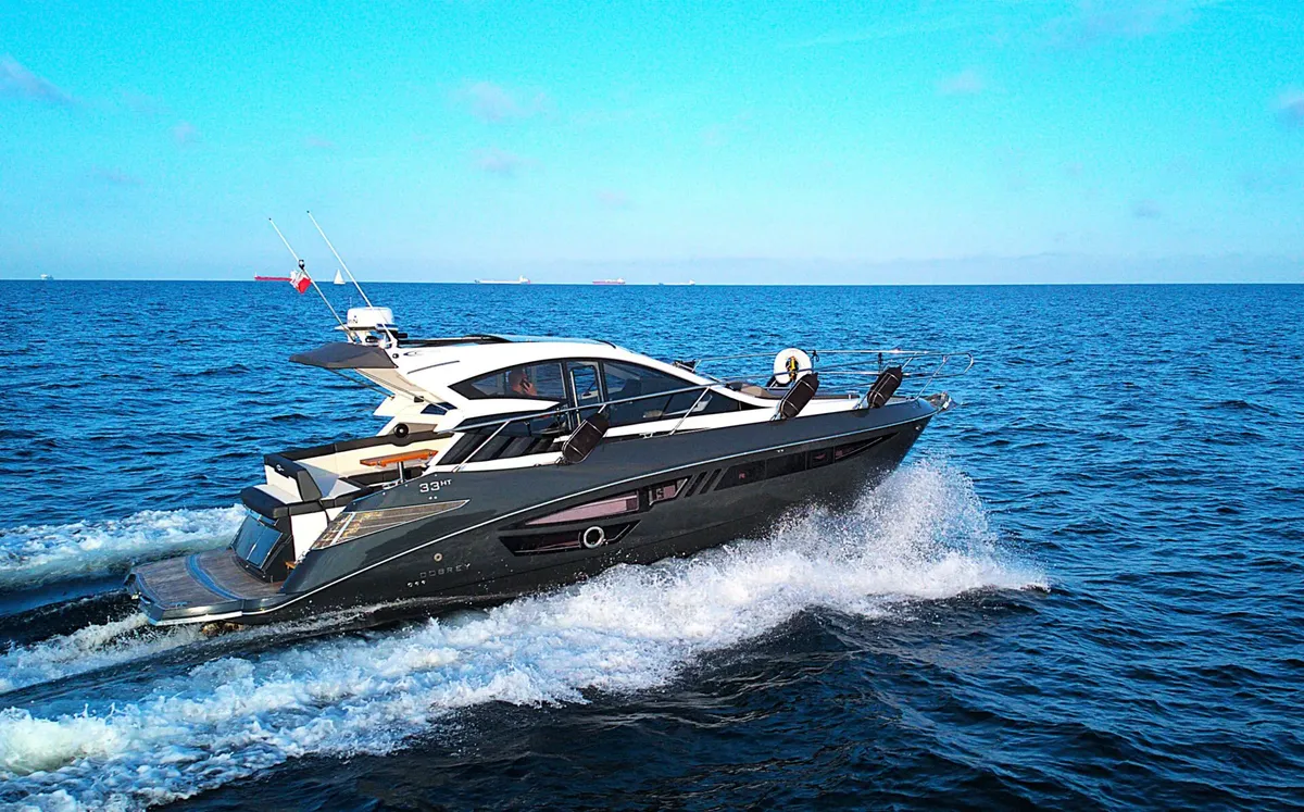 Cobrey Yachts 33 HT: Motorjacht varend op zee