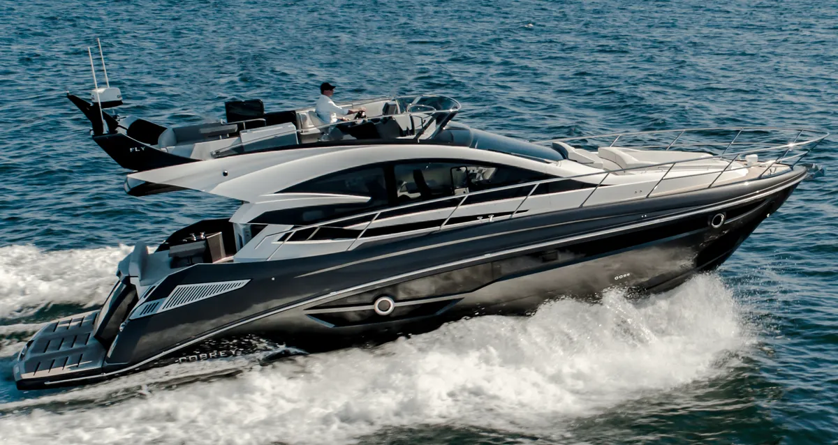 Cobrey Yachts 50 Fly: Jacht varend op zee
