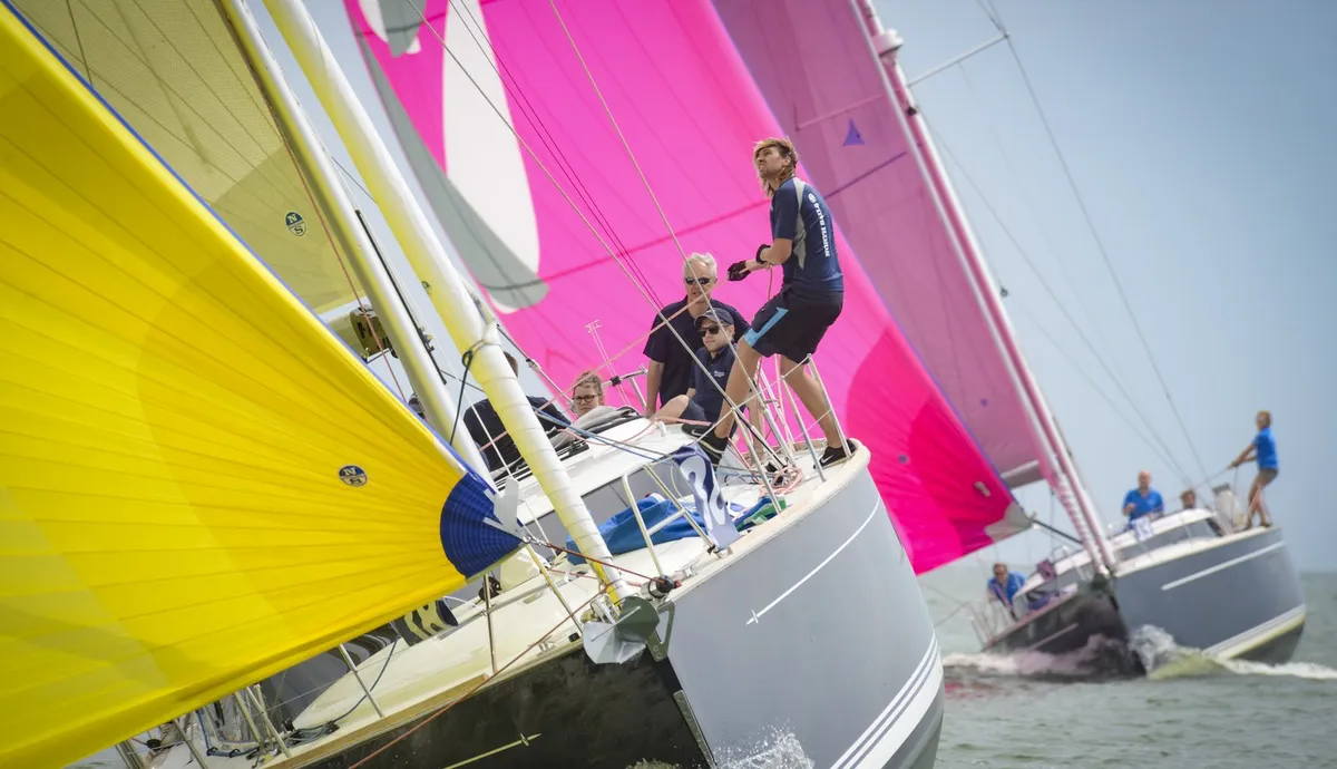 Contest Yachts 42CS: Zeilboten met gekleurde spinnakers op ze