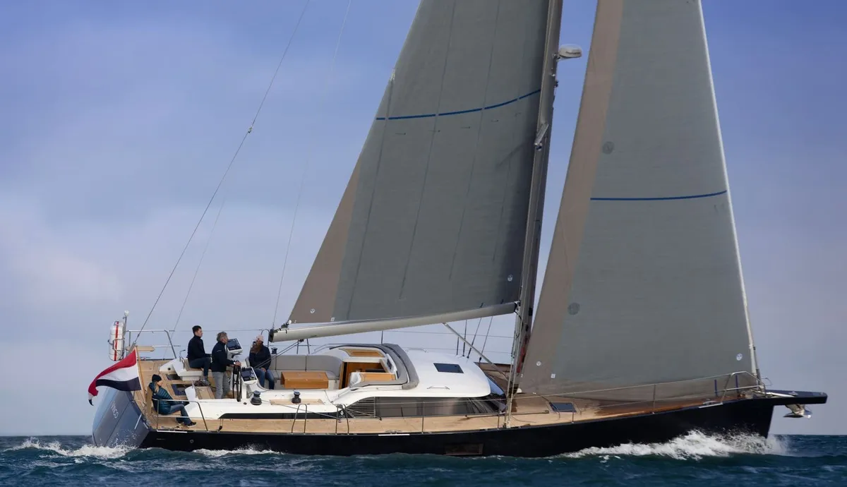 Contest Yachts 50CS: Zeilboot varend op zee