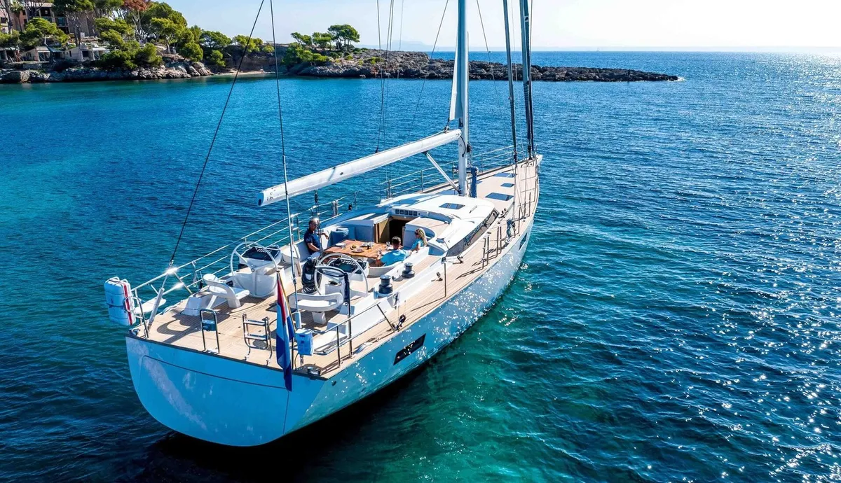 Contest Yachts 67CS: Zeilboot voor anker bij kust