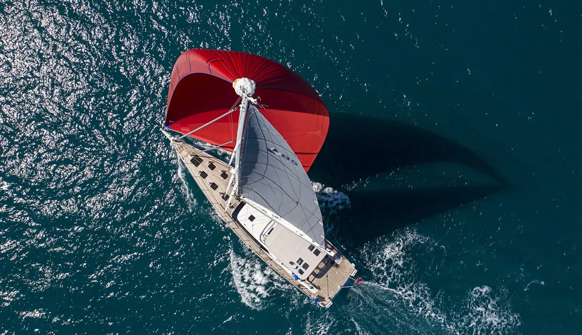 Contest Yachts 85CS: Zeilboot van bovenaf met rode spinnaker