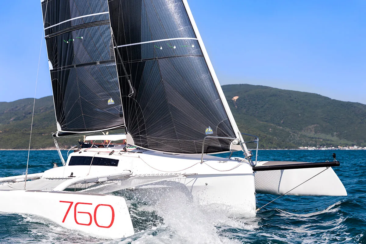 Corsair Marine 760: Trimaran zeilboot vaart over zee