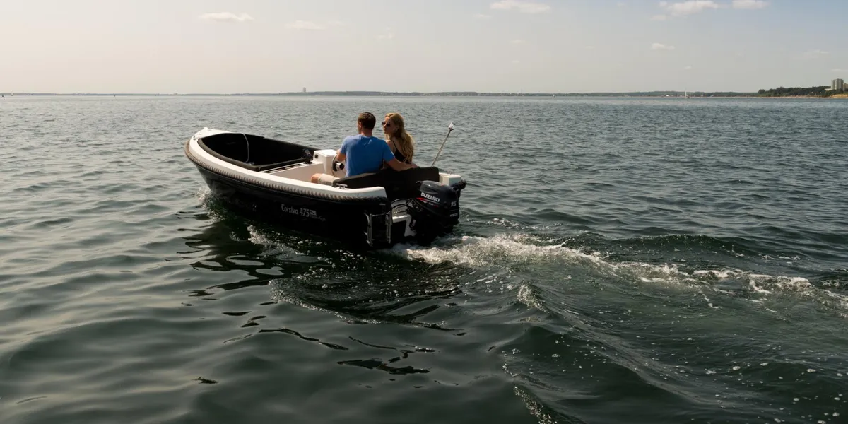 Corsiva 475 New Age: Boot varend op water