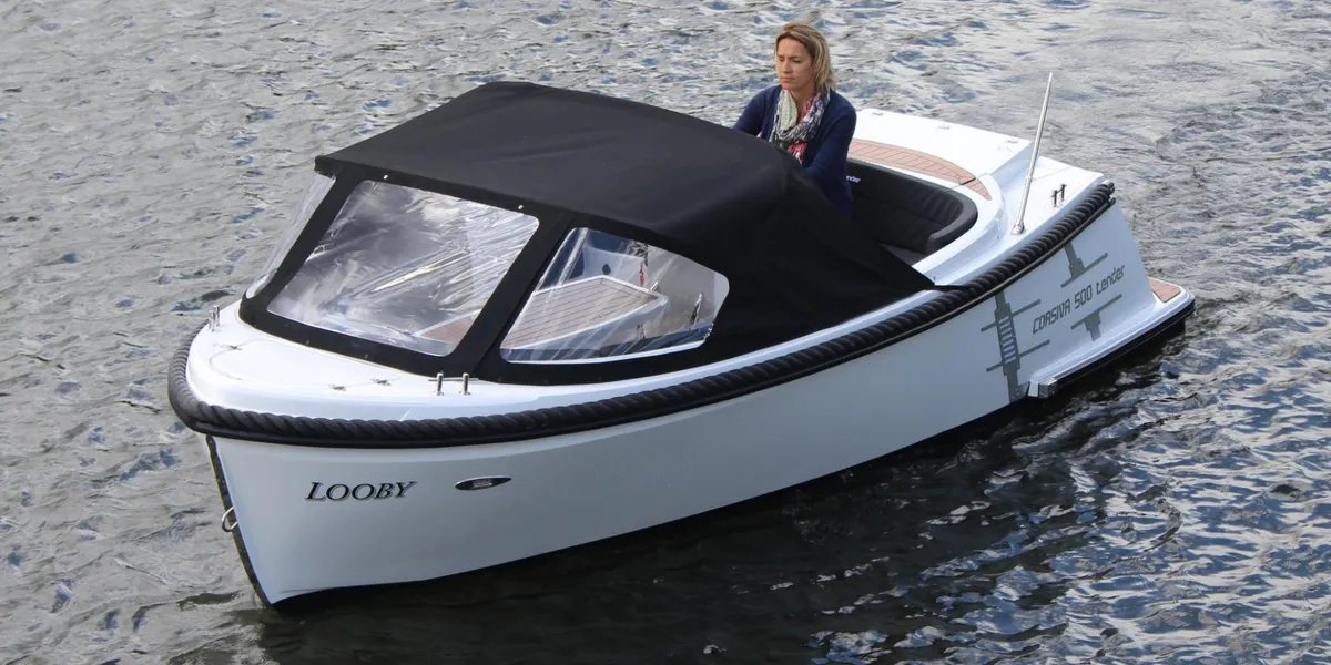 Corsiva 500 Tender: Witte boot vaart op water