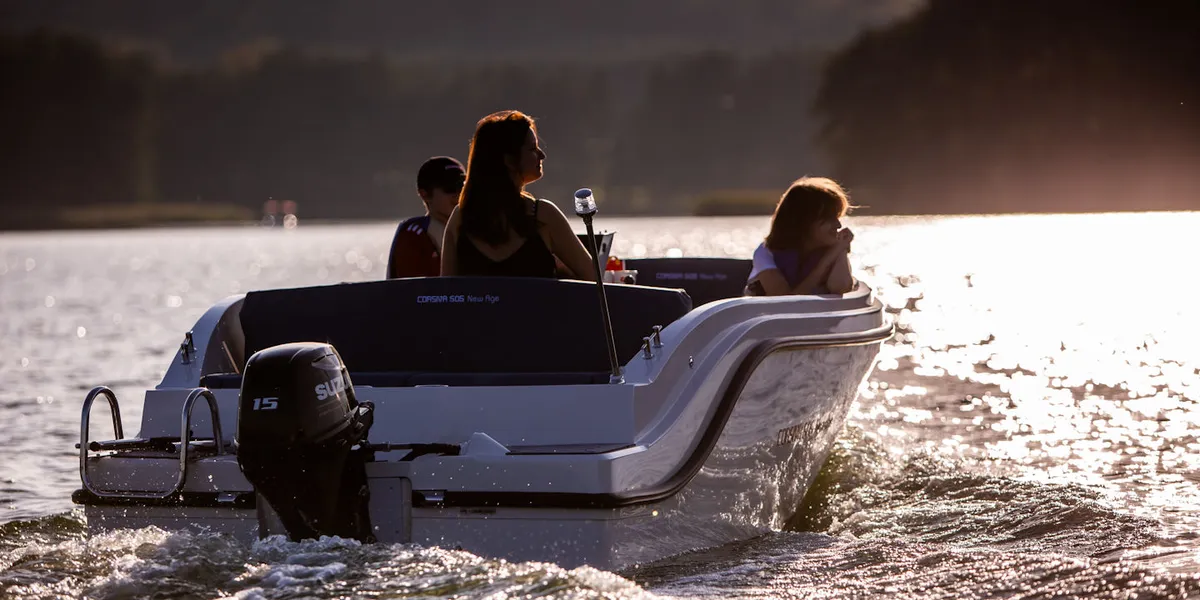 Corsiva 505 New Age: Boot varend op water