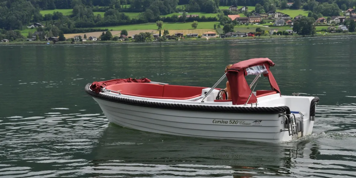 Corsiva 520 Classic: Witte boot vaart op meer