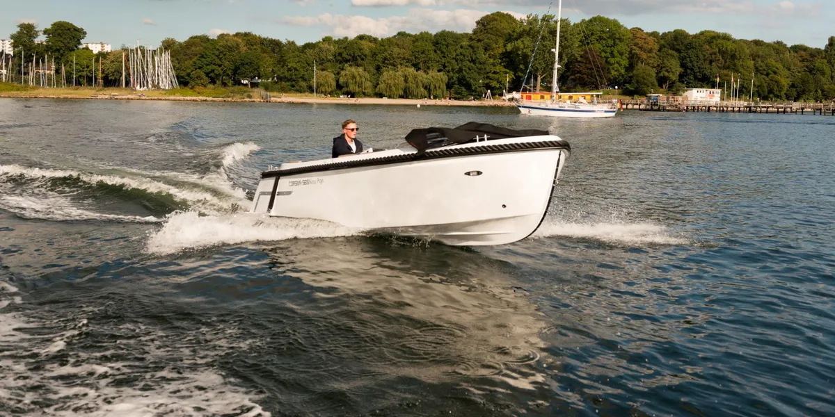 Corsiva 565 New Age: Boot varend op water