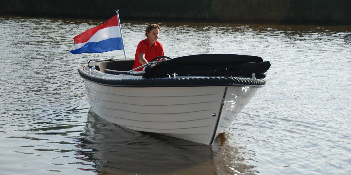 Corsiva 570 Classic: Witte sloep vaart op water