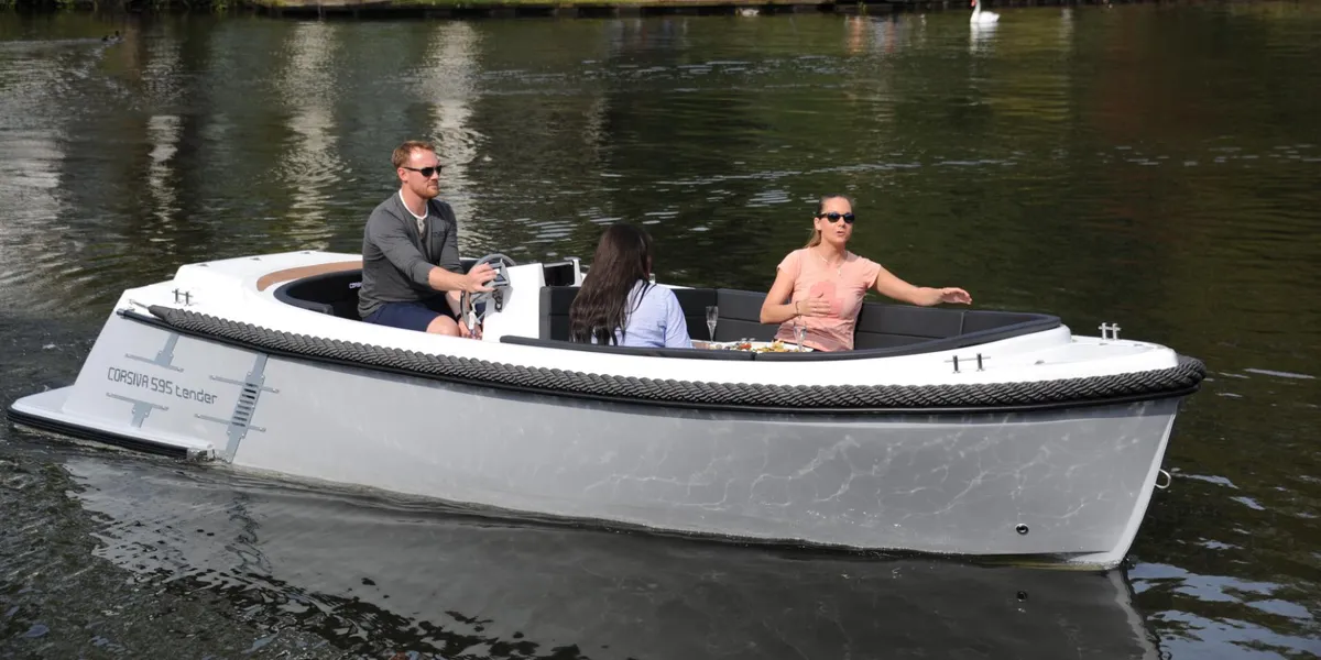 Corsiva 595 Tender: Boot varend op water met mensen