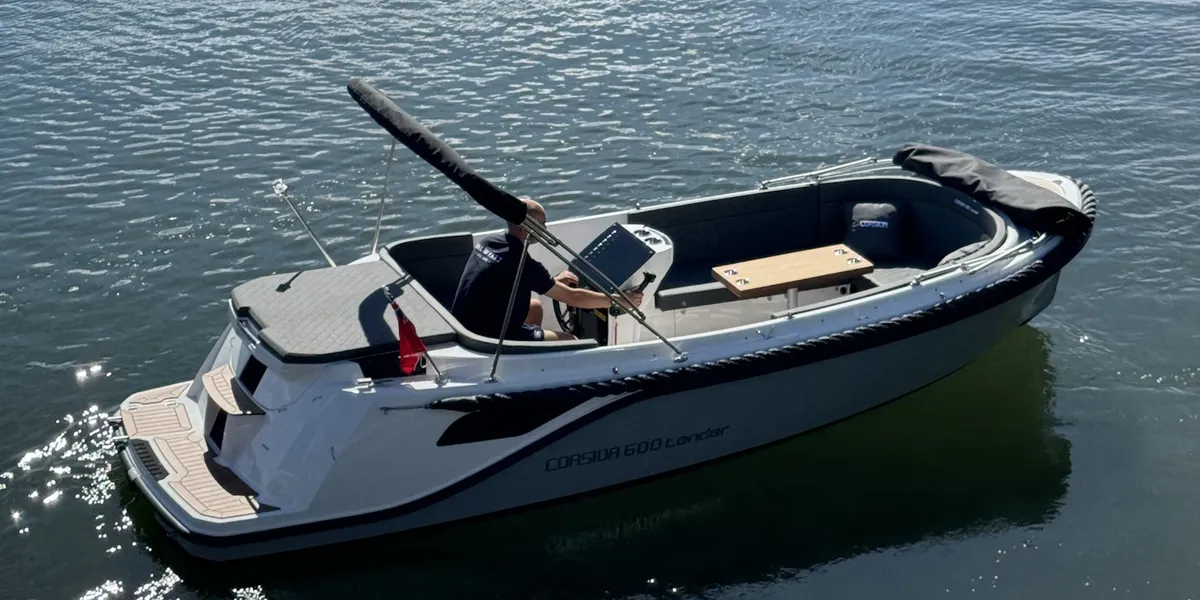 Corsiva 600 Tender: Boot varend op water