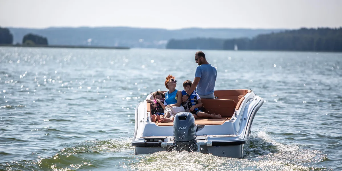 Corsiva 605 New Age: Gezin vaart op meer