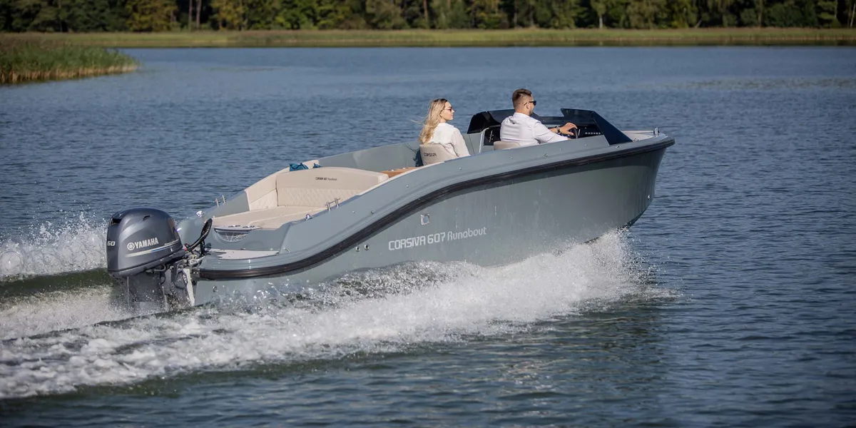 Corsiva 607 Runabout: Boot varend op meer