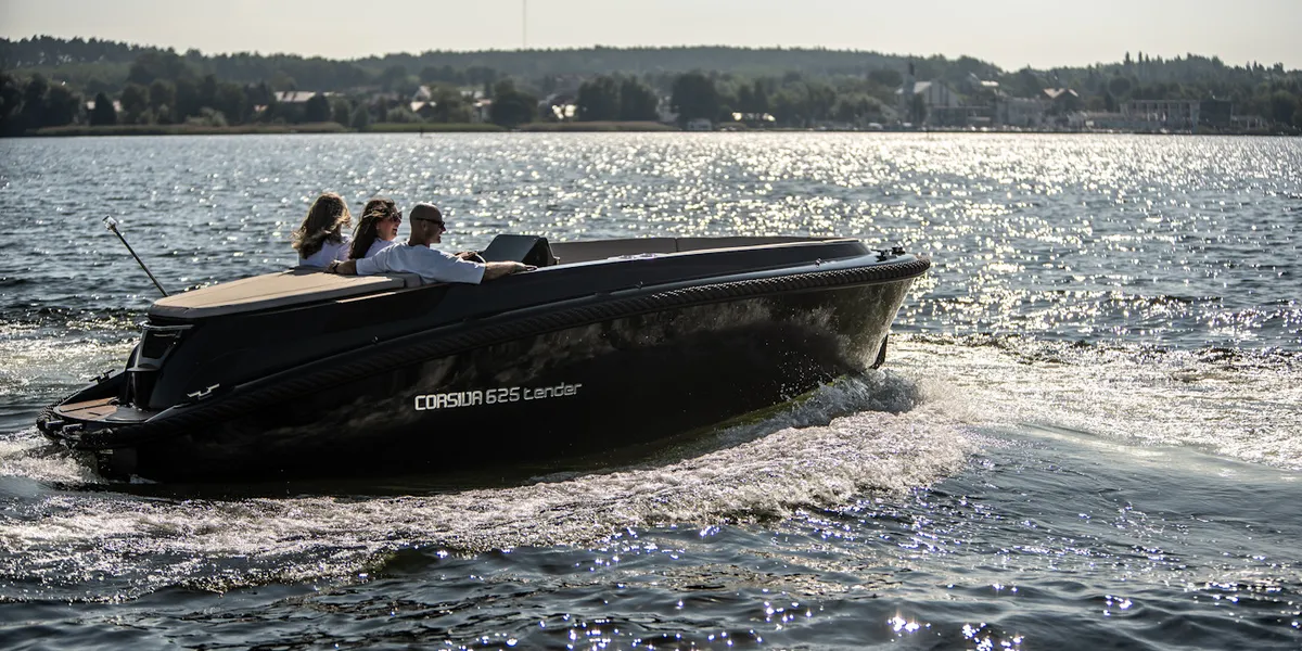 Corsiva 625 Tender: Boot varend op water