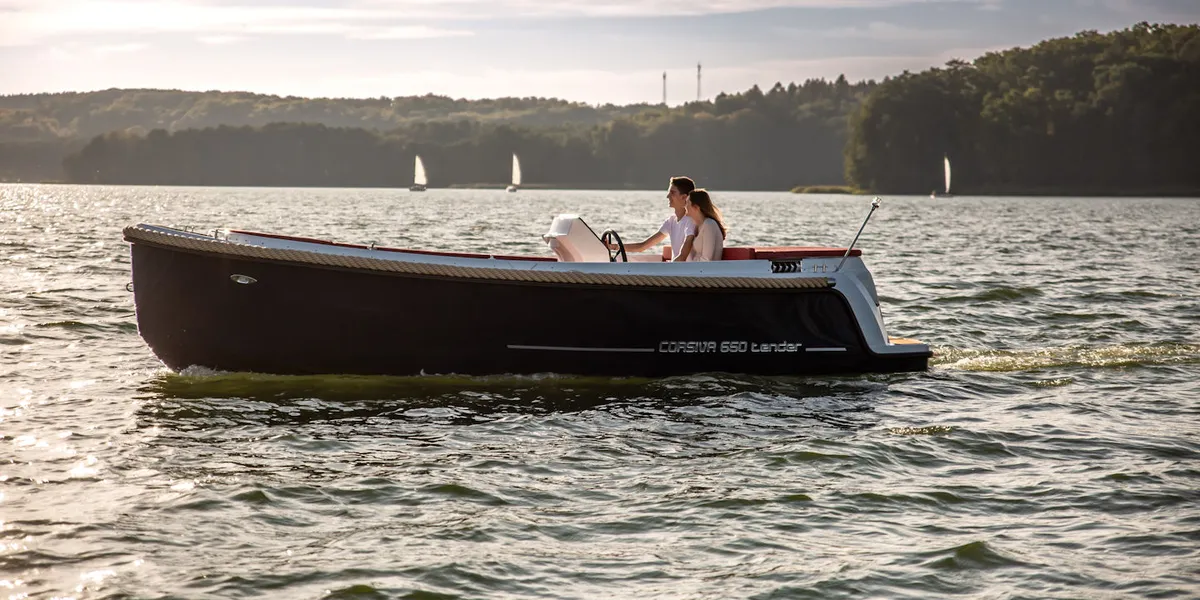 Corsiva 650 Tender: Boot varend op meer