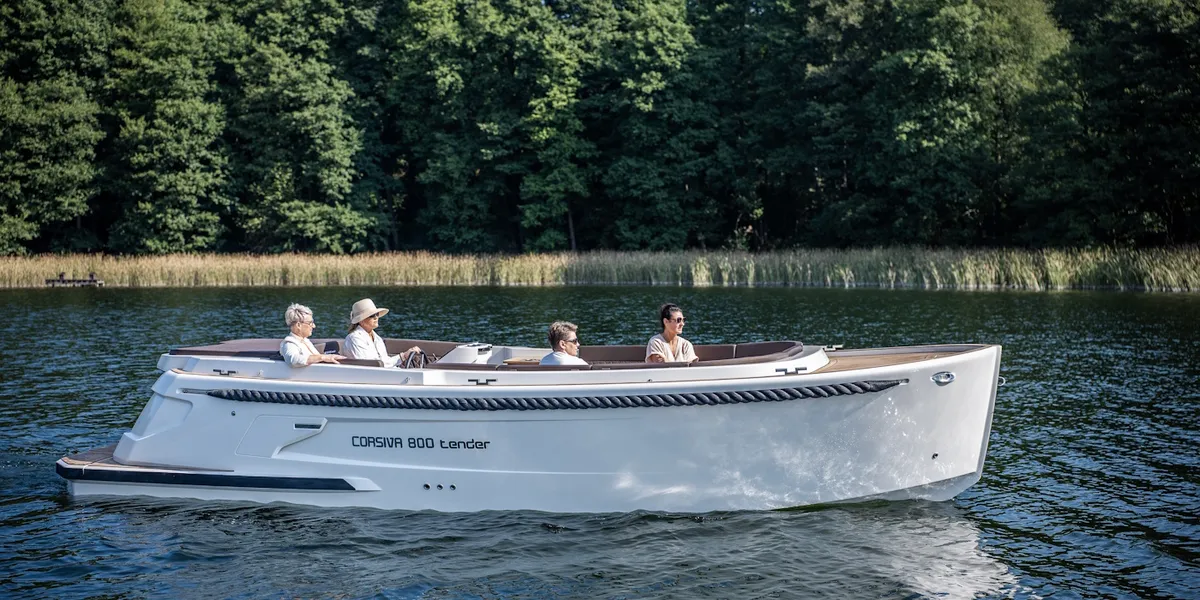 Corsiva 800 Tender: Boot varend op meer
