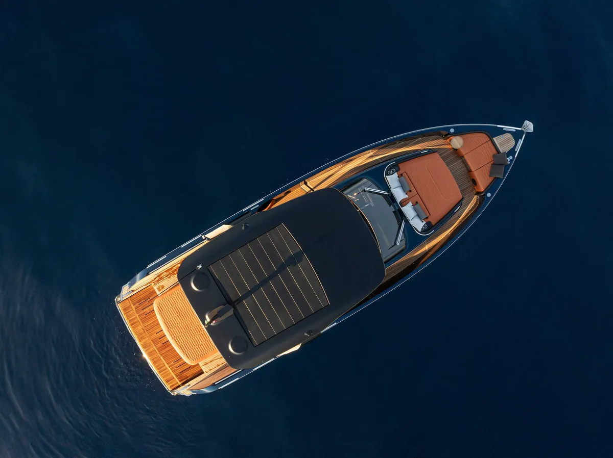 Cranchi A46 Luxury Tender: Luchtfoto boot op water