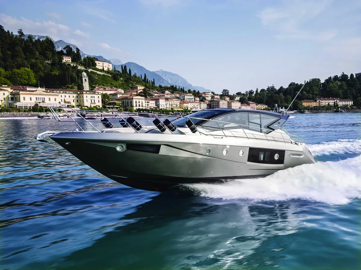 Cranchi M44 HT: Boot varend op meer
