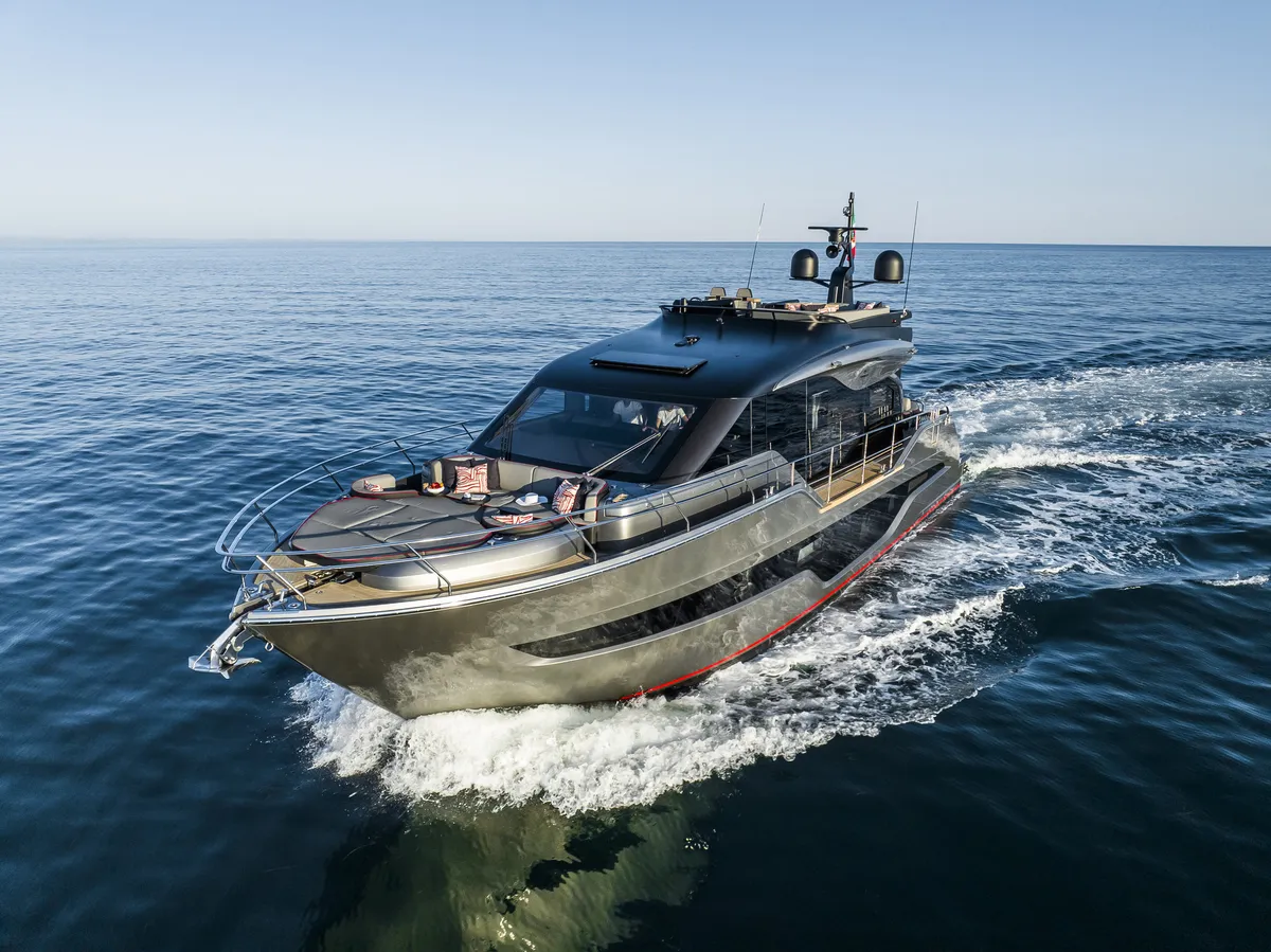 Cranchi Sessantasette 67 Corsa: Jacht varend op zee