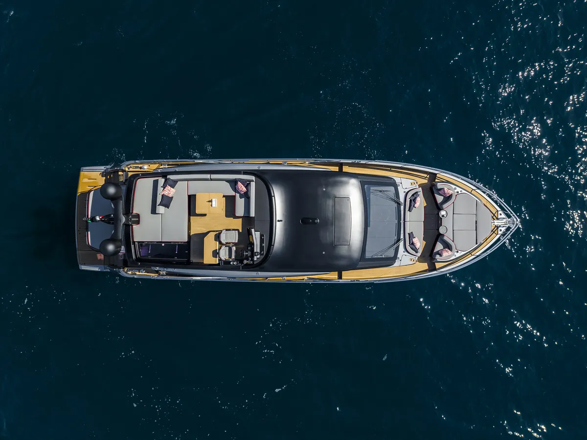 Cranchi Sessantasette 67 Corsa: Luchtfoto boot varend op zee