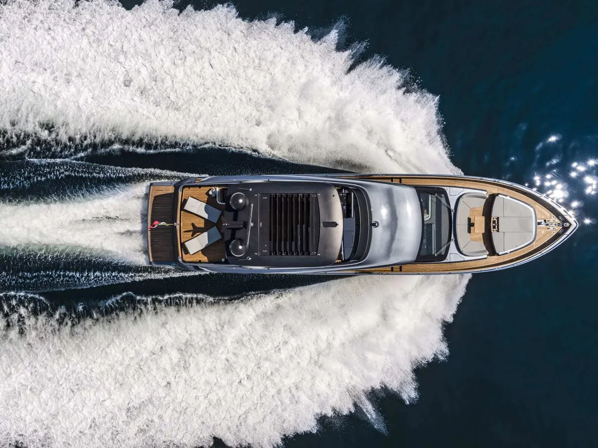 Cranchi Settantotto 78: Luchtfoto boot varend op zee