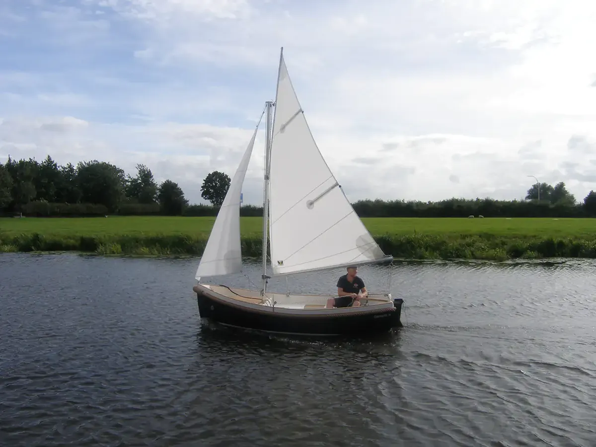 Damarin 13: Boot zeilend van opzij