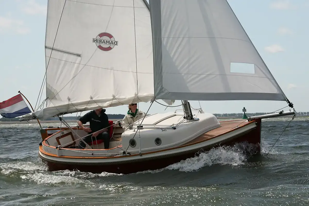 Damarin 21: Boot zeilend met opvarenden