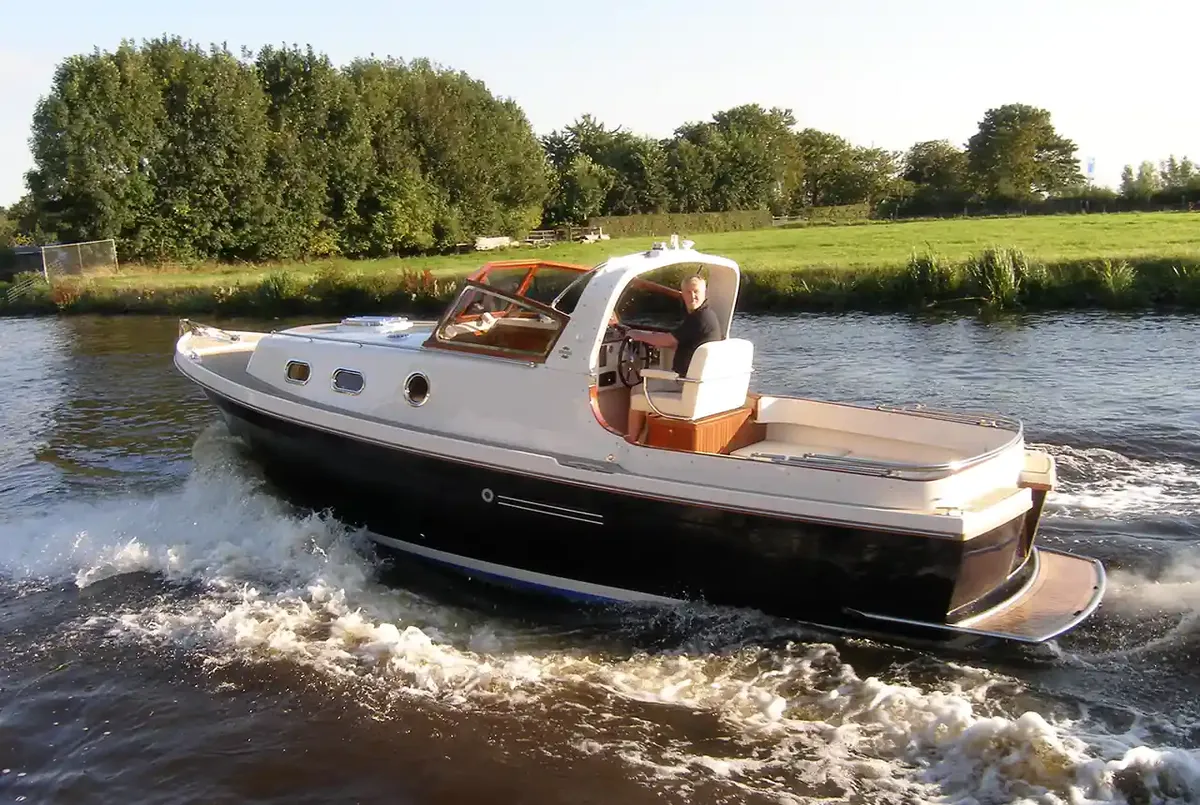 Damarin 842 Cabin: Boot varend op rivier