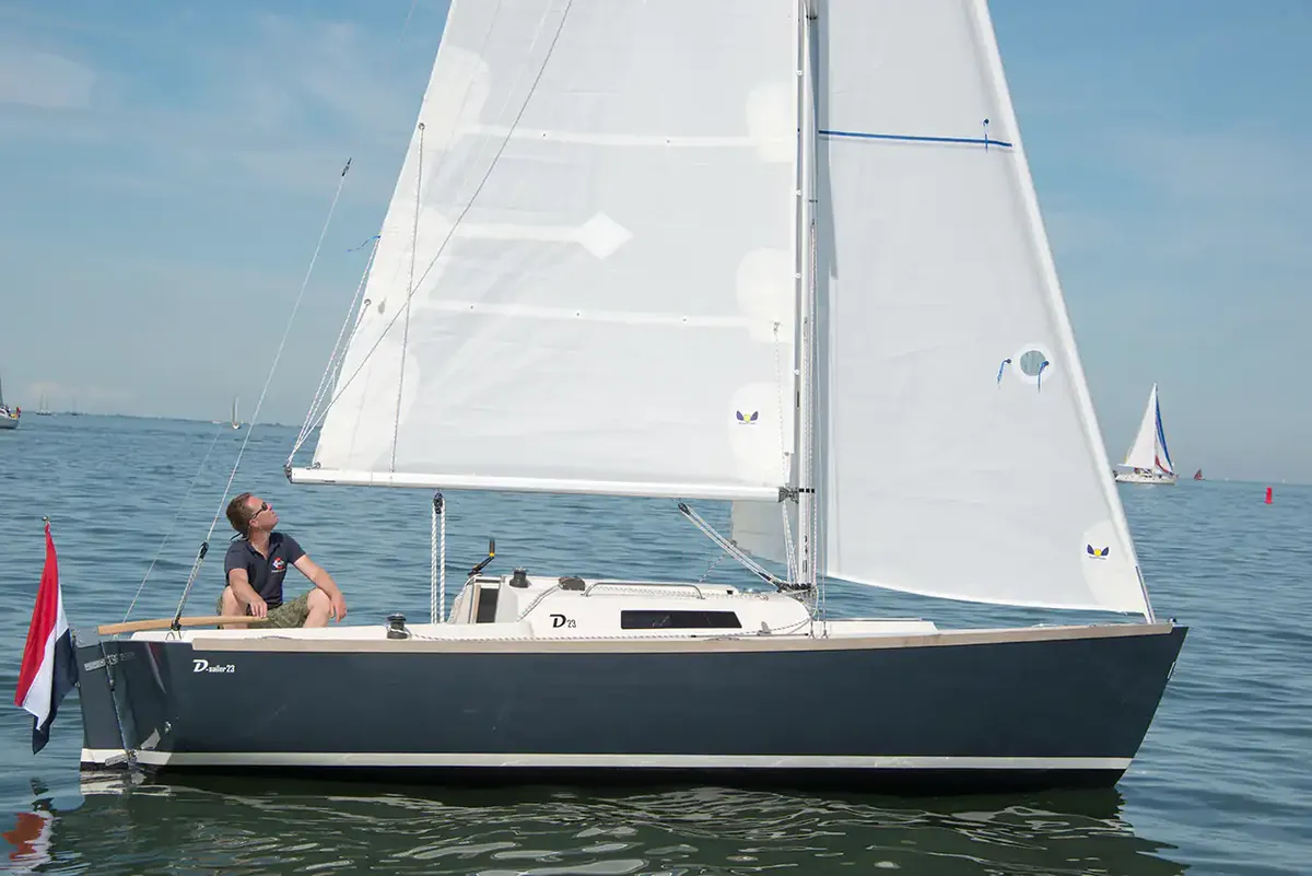 Damarin D23: Boot zeilend van opzij