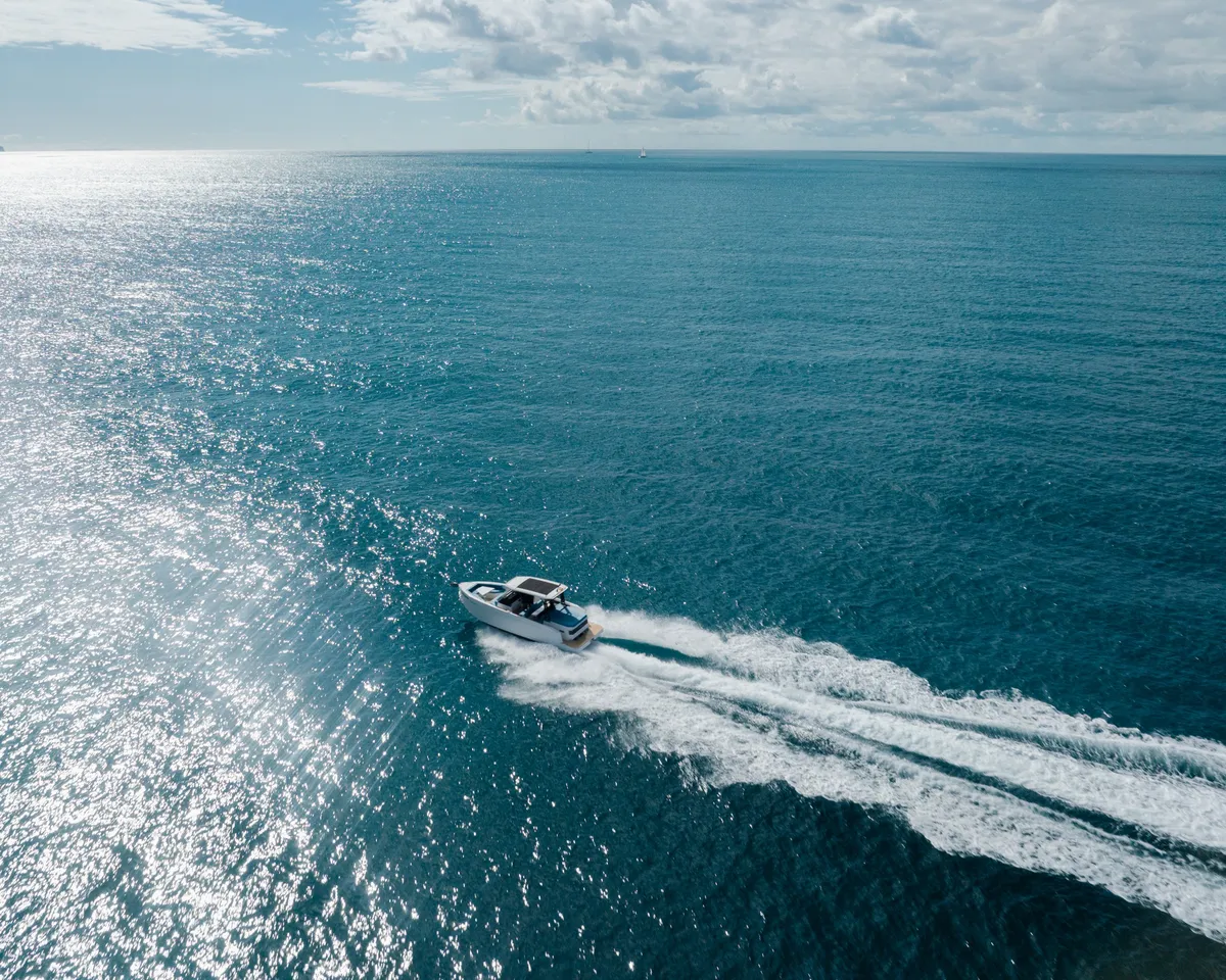 De Antonio Yachts D29: Speedboot vaart snel over zee
