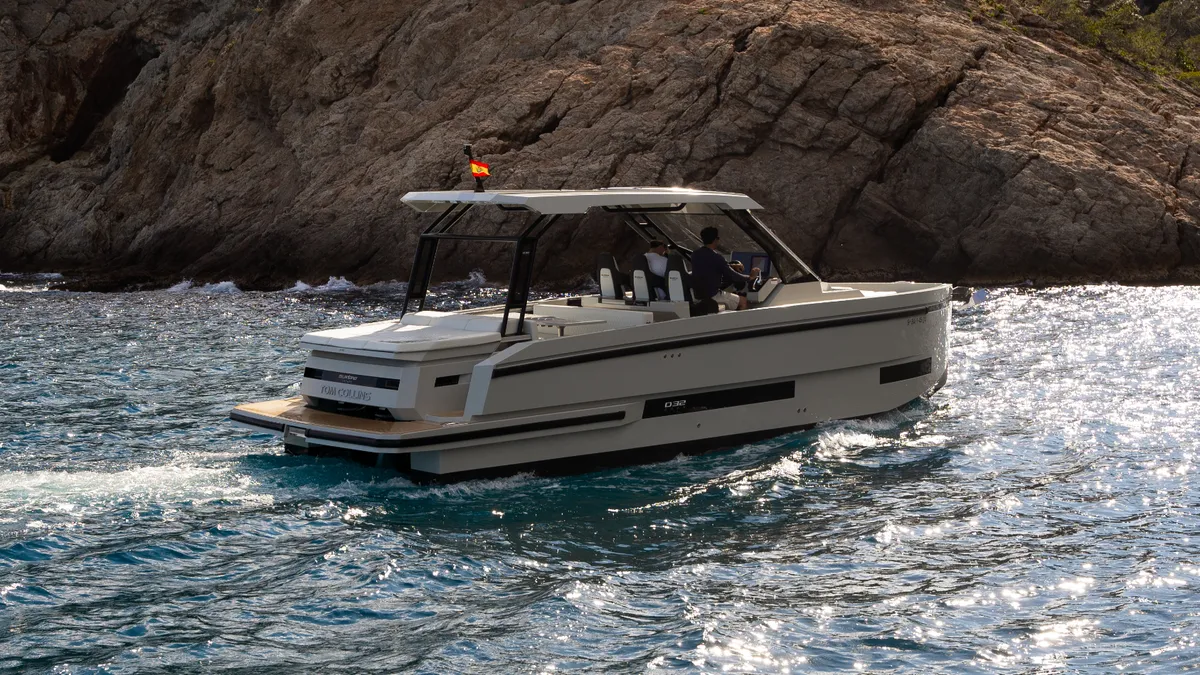De Antonio Yachts D32 Open: Boot varend langs kustrotsen