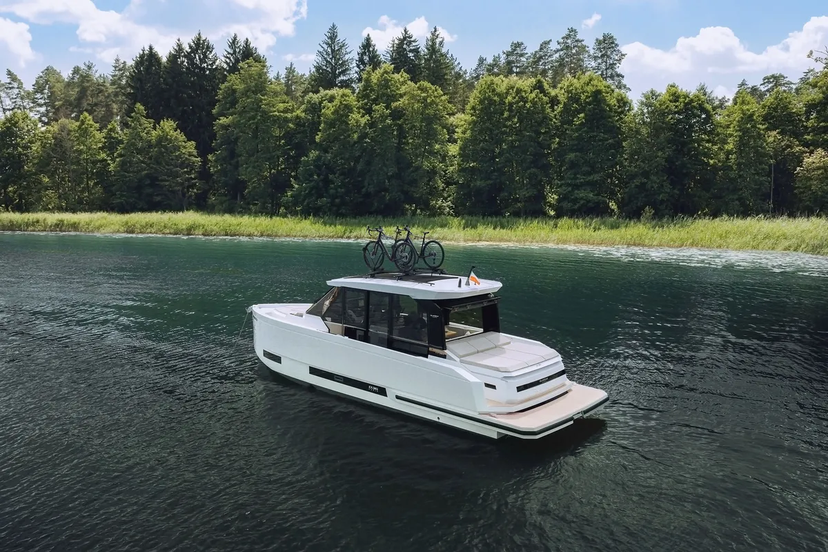 De Antonio Yachts D36 Cabin: Motorboot vaart op meer