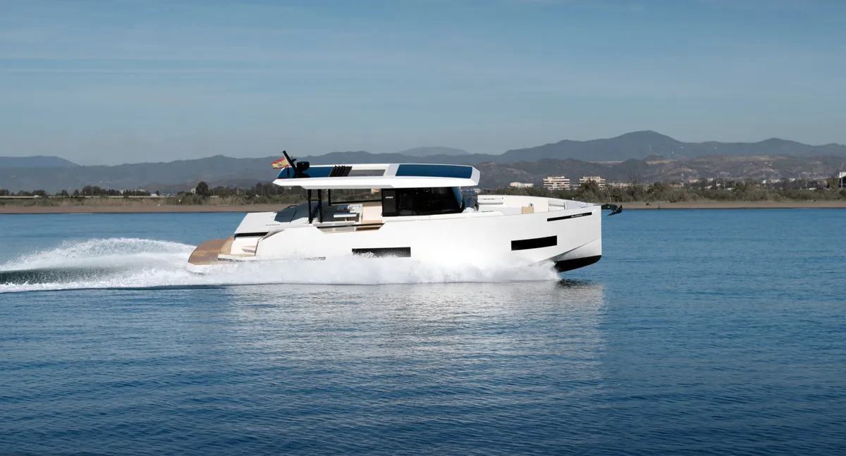 De Antonio Yachts D50 Coupe: Boot varend op water