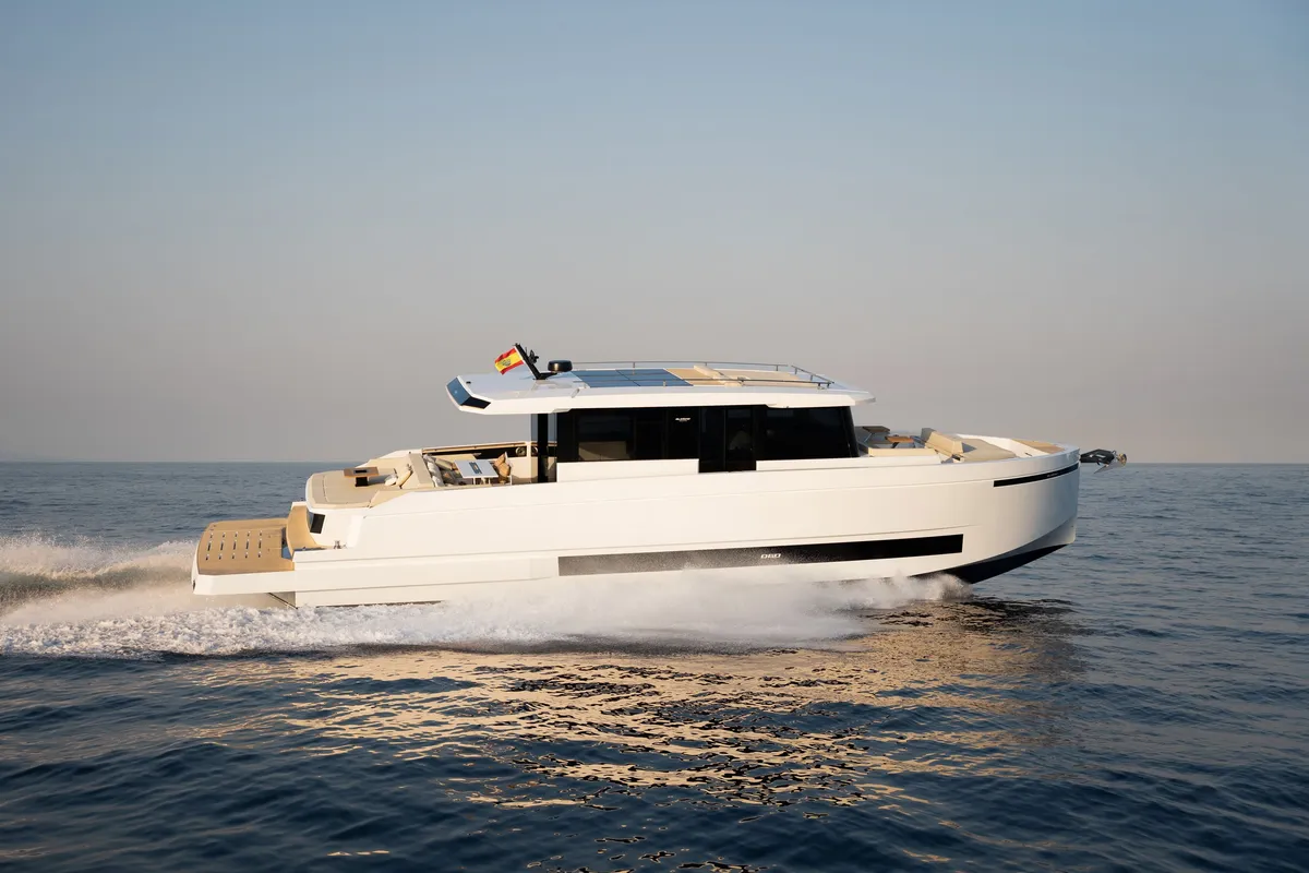 De Antonio Yachts D60: Witte boot varend op zee