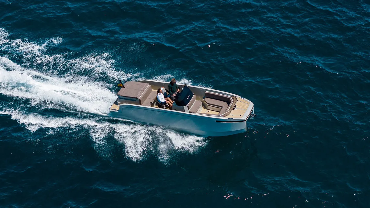 De Antonio Yachts E23: Boot varend op zee